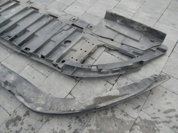OEM 960157969R Etupuskurin spoilerilevy Renault Clio IV image 4