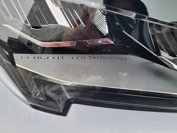 Oikea etuvalaisin Peugeot 3008 5008 II full LED image 3