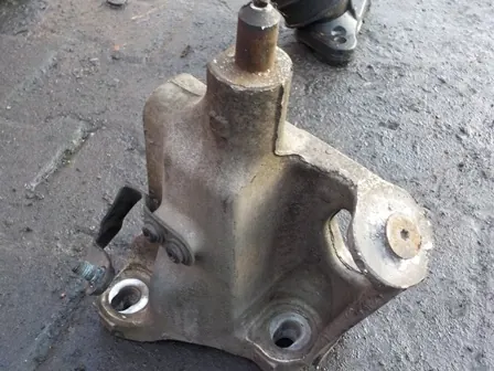 Abrazadera Torre Cabina Scania OEM 2133302 - Usado image 2