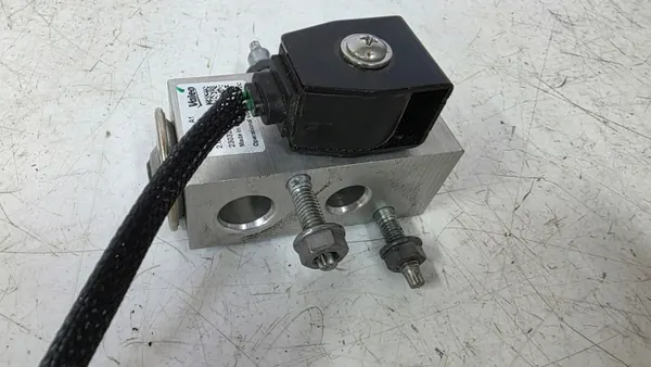 Soupape de climatisation OEM T591240 pour Peugeot 208 II image 3