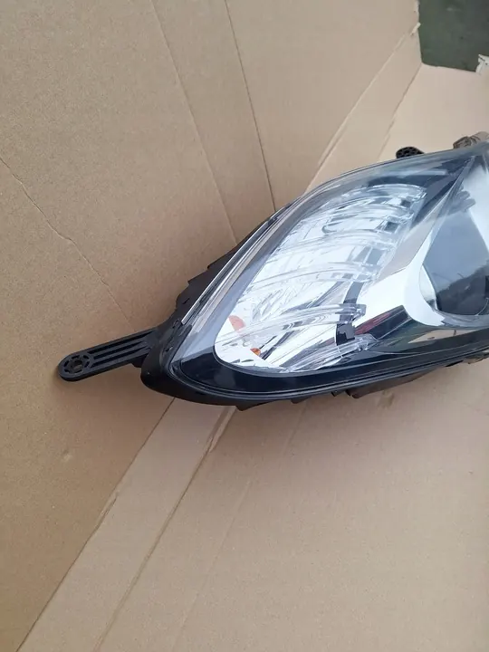 Reflector derecho Hyundai i20 2010-2019 OEM 92102-1K000 image 3
