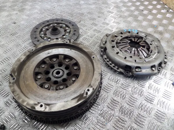 Mercedes-Benz Kytkin Kaksoismassaväkä OE A6510300300 image 2