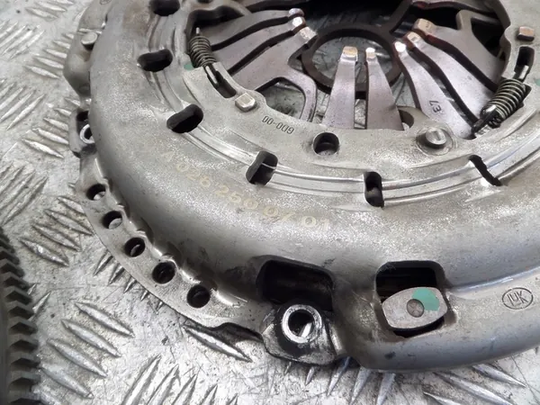 Mercedes-Benz Kytkin Kaksoismassaväkä OE A6510300300 image 3