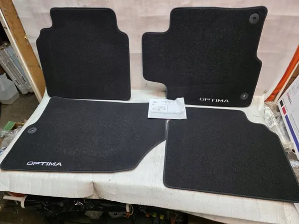 Tapetes Kia Optima OEM D4144ADE50 - Usados image 2