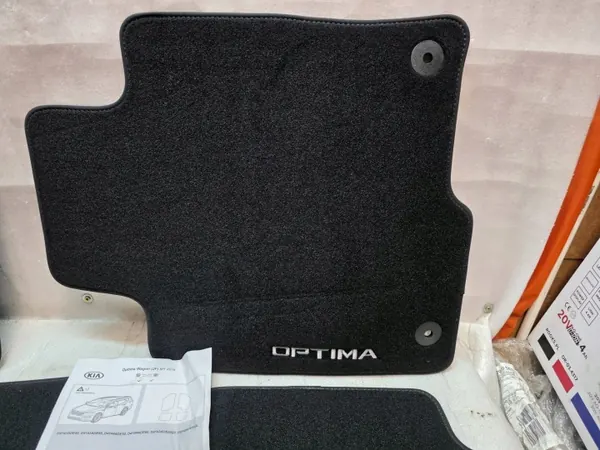 Tapetes Kia Optima OEM D4144ADE50 - Usados image 4