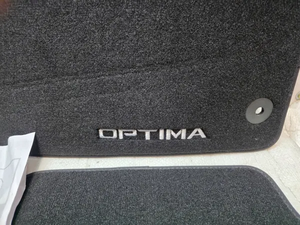 Tapetes Kia Optima OEM D4144ADE50 - Usados image 5