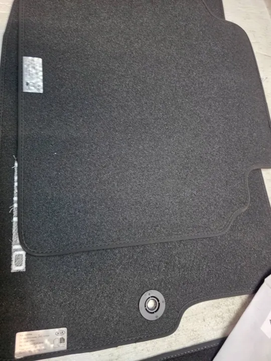 Tapetes Kia Optima OEM D4144ADE50 - Usados image 9