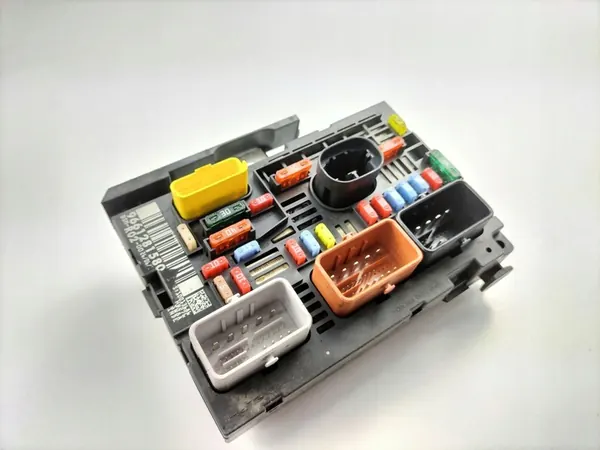 Caixa de fusíveis Peugeot 407 OE image 1