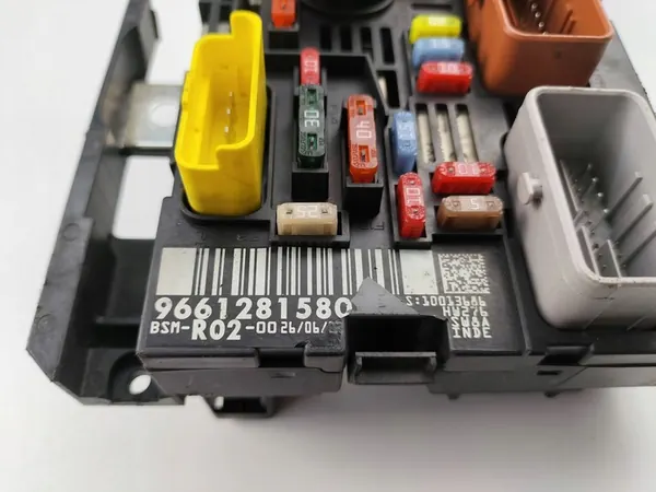 Caixa de fusíveis Peugeot 407 OE image 6