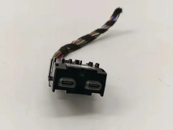 USB-portti OEM A2238204503 Mercedes EQE 2024 image 2