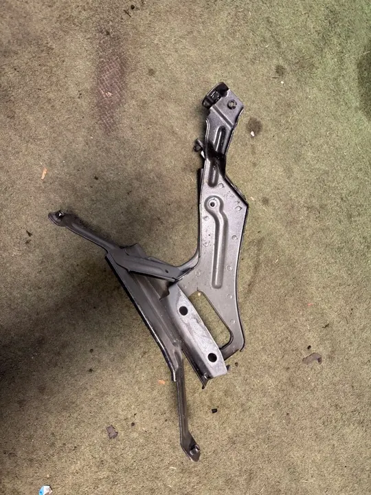 Vänster skärmstöd AUDI A6 C8 4K0821131 image 2