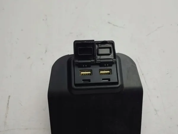 Prise USB Toyota OEM 8553242010 pour RAV4 XA50 image 3