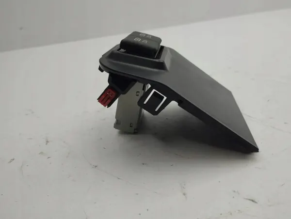 Prise USB Toyota OEM 8553242010 pour RAV4 XA50 image 4