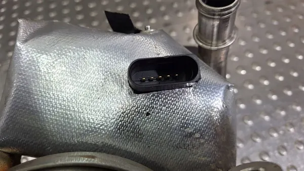 EGR-jäähdyttimen venttiili Volkswagen 04L131512AA image 6