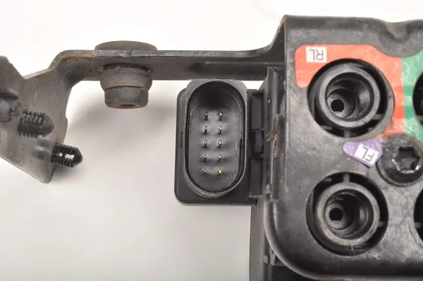 CAYENNE 9Y0 3.0 HYB Distributeur Suspension Pneumatique 15-1524-0027.2 image 4