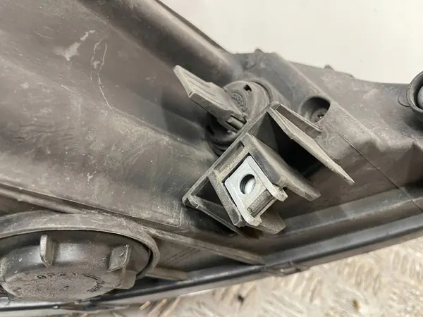 Reflector de faro delantero izquierdo Kia Sportage III 2010- OEM image 9