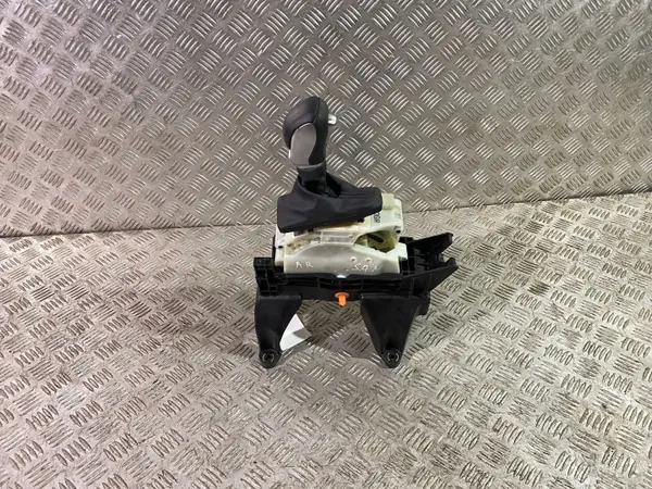Hyundai Santa Fe 2019 Versnellingspook OEM 46700G8200 image 2