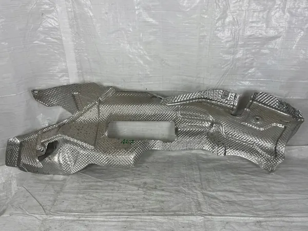 Mercedes GLS 167 Abgashitzeschild A1676807208 image 2