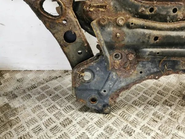 Toyota RAV4 XA40 Voorste hulpframe OEM AMD142250 image 7