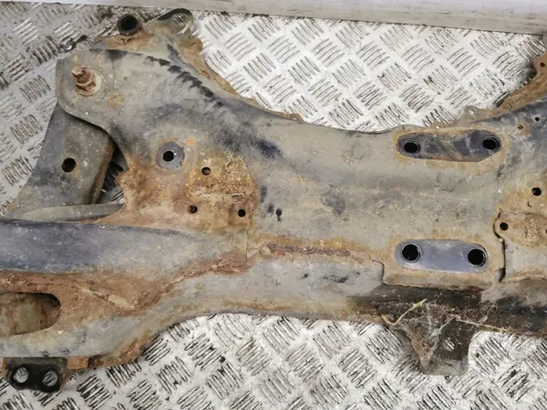 Toyota RAV4 XA40 Voorste hulpframe OEM AMD142250 image 9