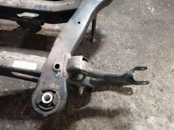Viga suspensão traseira Chrysler 200 OEM 68165808AB image 4