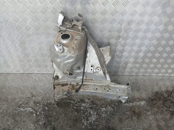 Toyota VERSOSPODLUZNICALP Vasen Etupontti 2010-2015 image 2