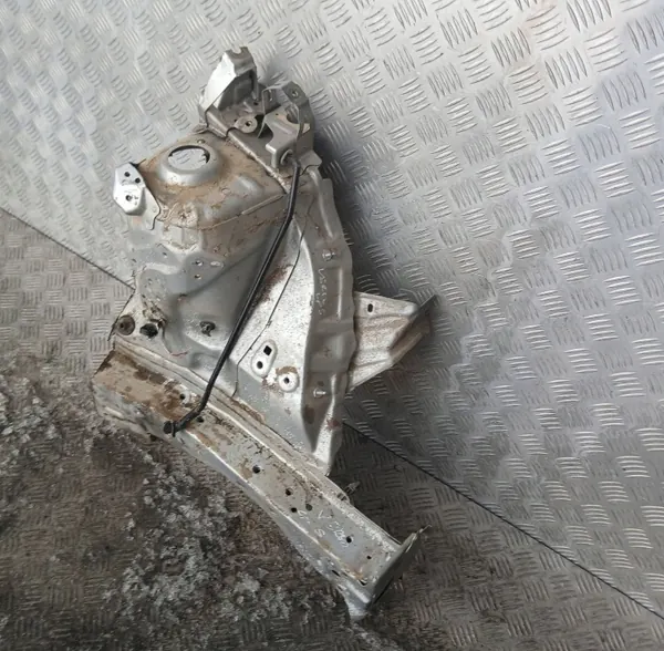 Toyota VERSOSPODLUZNICALP Vasen Etupontti 2010-2015 image 4