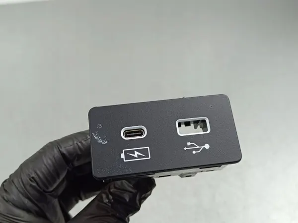 Puerto USB Honda CR-V OEM C21327031736 - Usado image 2