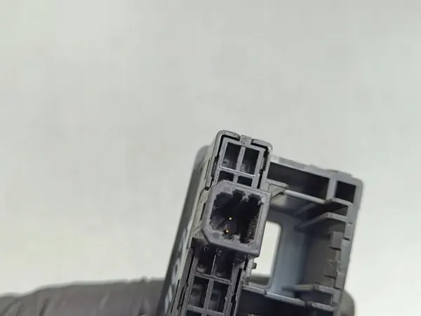 Puerto USB Honda CR-V OEM C21327031736 - Usado image 4