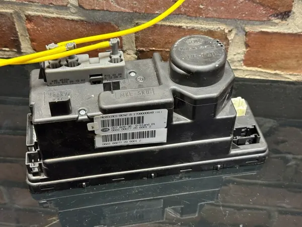 MERCEDES R170 CENTRAL LÅSPUMP image 2