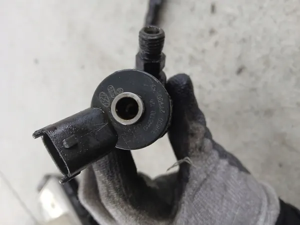 INYECTOR KIA HYUNDAI METZGER ORIGINAL 2.0 CRDI image 2