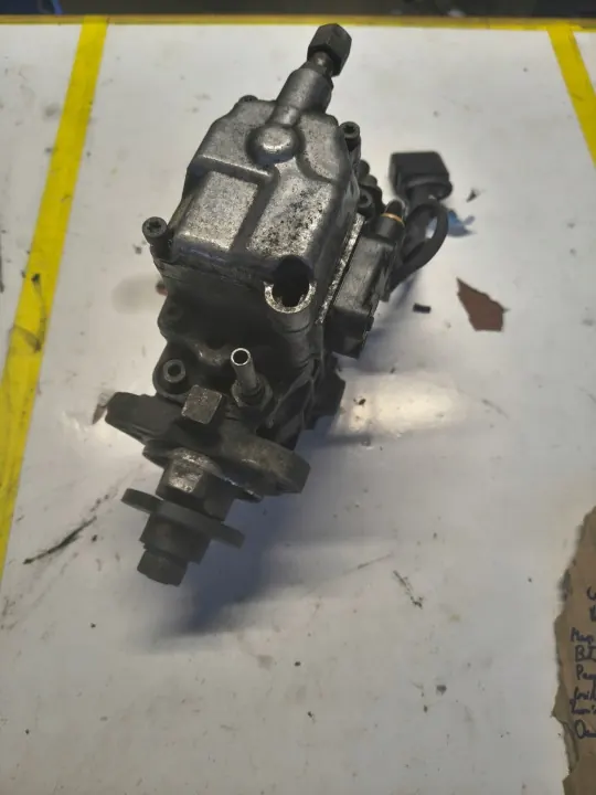 Bomba de inyección Volkswagen OE 038130107D usada image 2