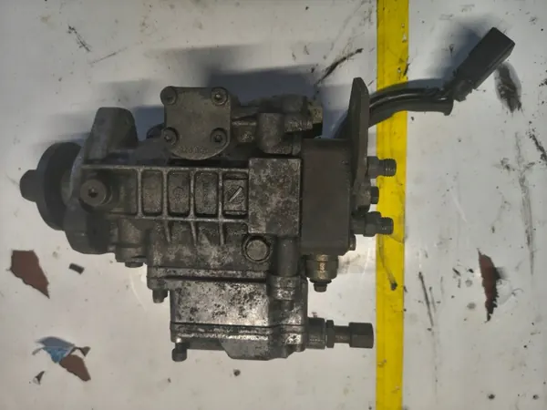 Bomba de inyección Volkswagen OE 038130107D usada image 3