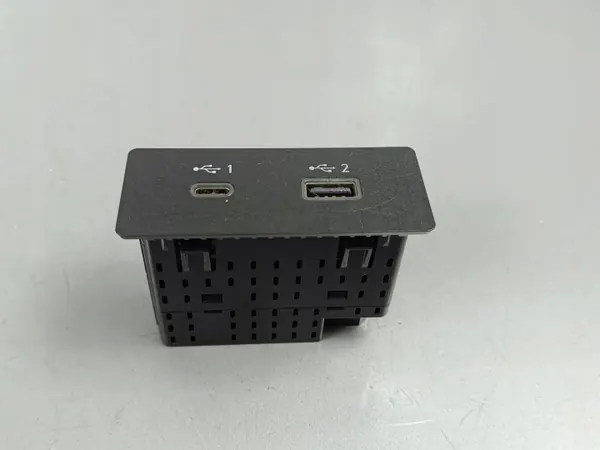Enchufe USB Nissan OEM 284H36RA1A - Usado image 2