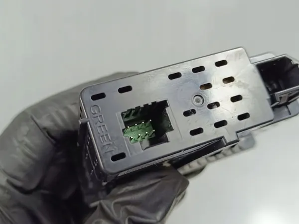 Enchufe USB Nissan OEM 284H36RA1A - Usado image 3