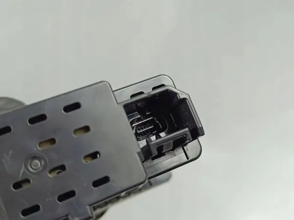 Enchufe USB Nissan OEM 284H36RA1A - Usado image 4