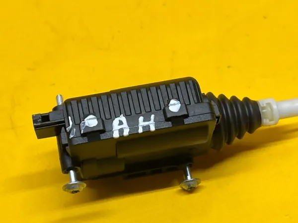 OEM 13125619 Actionneur de Trappe à Carburant Opel Astra H image 3