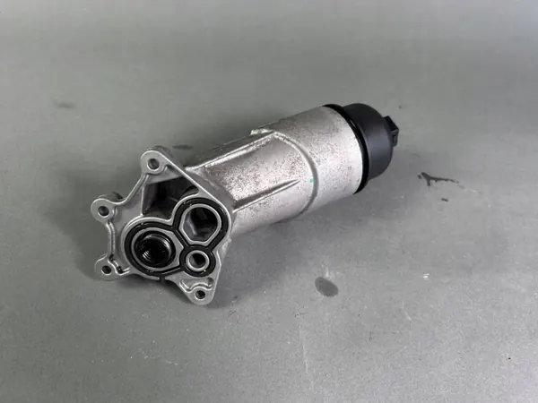Maserati Oljefilterhus OEM 275361 - Begagnad image 4