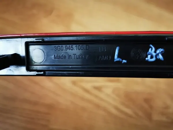 Vasen Takapuskuri Heijastin VW Passat B8 image 5