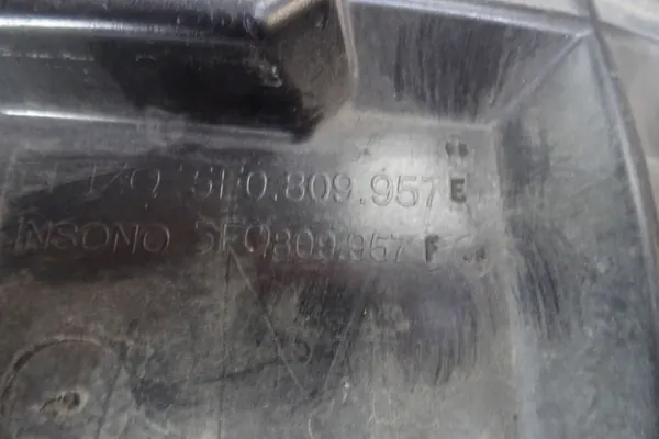 SEAT LEON III - Vasemman Puolen Lokasuoja 5F0809957E image 2
