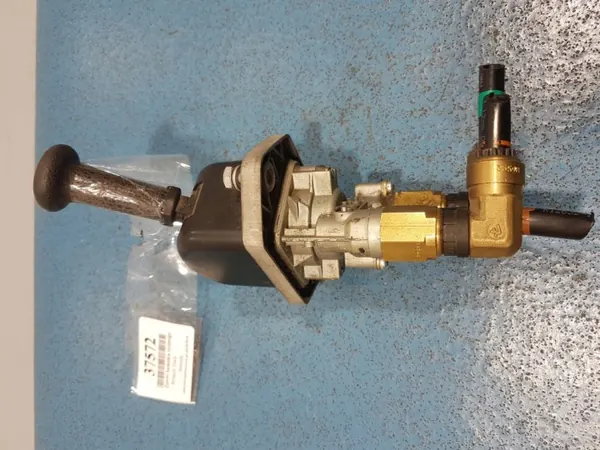 Renault Handbremsventil OEM 9617230030 Gebraucht image 2