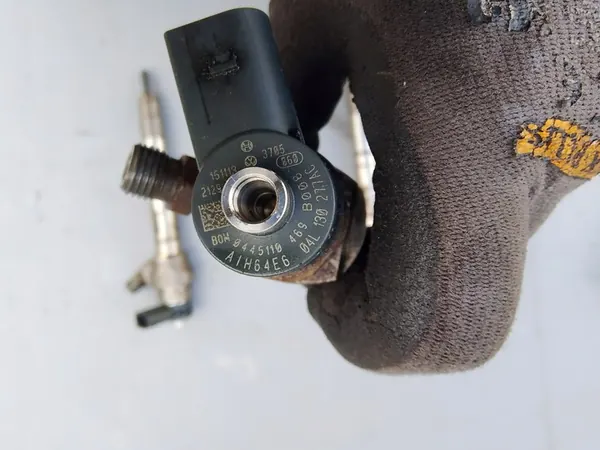 Iniettore VW SEAT SKODA AUDI 2.0 TDI 04L130277AC image 2