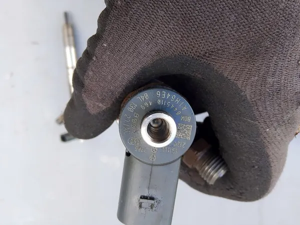 Iniettore VW SEAT SKODA AUDI 2.0 TDI 04L130277AC image 3