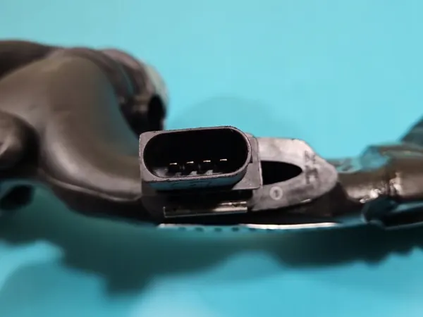 Sensor de Flujo Mercedes OEM A6420946397 W221 3.0 CDI image 10