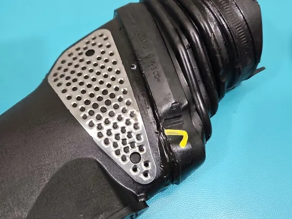 Sensor de Flujo Mercedes OEM A6420946397 W221 3.0 CDI image 7