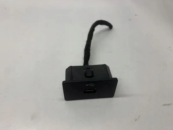 Prise USB Ford Mustang VI OEM EM2T14G332 2016 image 2