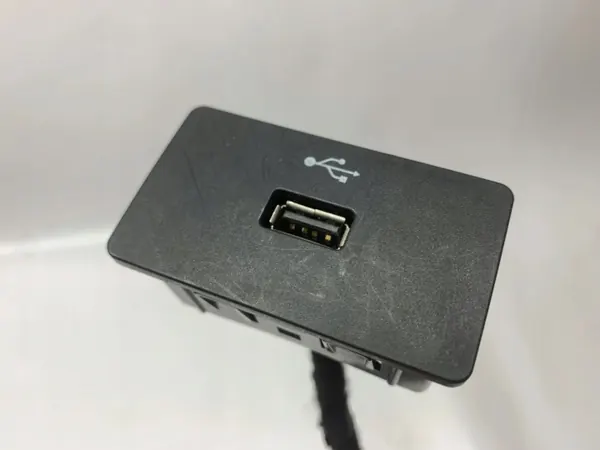 Prise USB Ford Mustang VI OEM EM2T14G332 2016 image 3