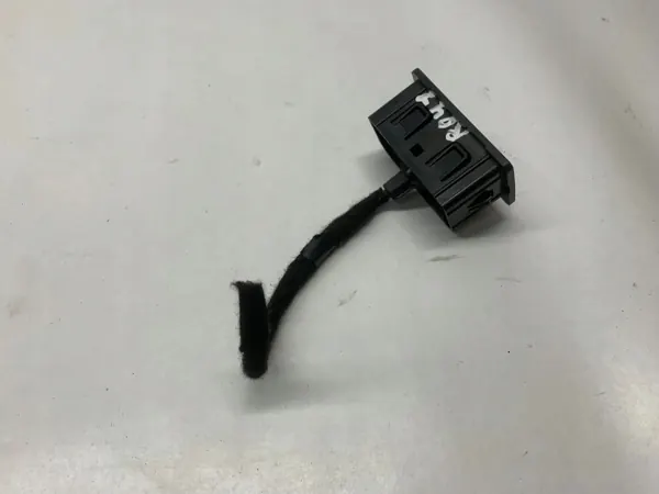Prise USB Ford Mustang VI OEM EM2T14G332 2016 image 4