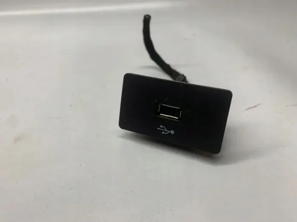 Prise USB Ford Mustang VI OEM EM2T14G332 2016 image 7