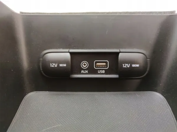 USB-uttag KIA Sportage 2018 OEM 84681F1000 image 4
